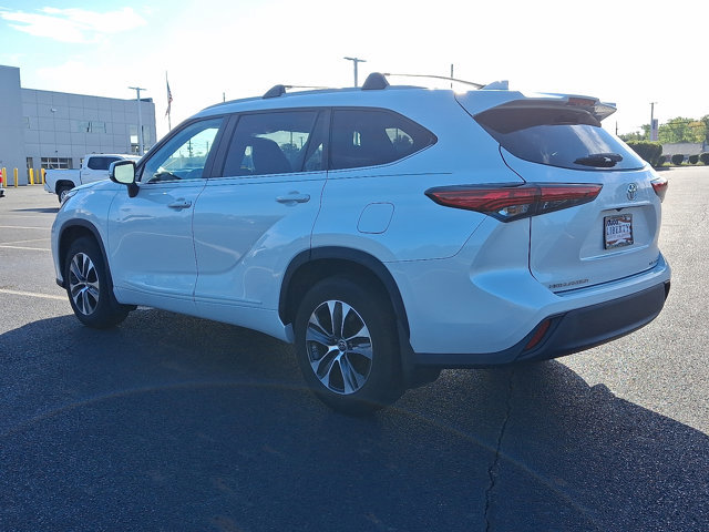 Used 2023 Toyota Highlander XLE image 4