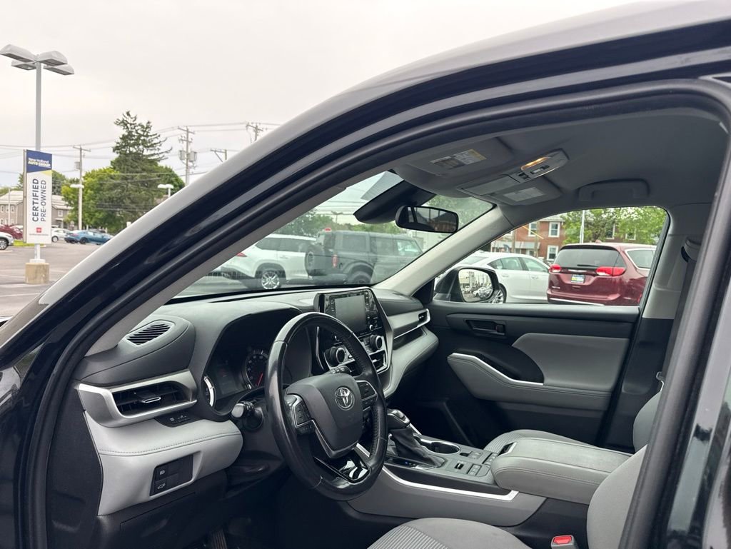 Used 2021 Toyota Highlander LE AWD/4WD image 8