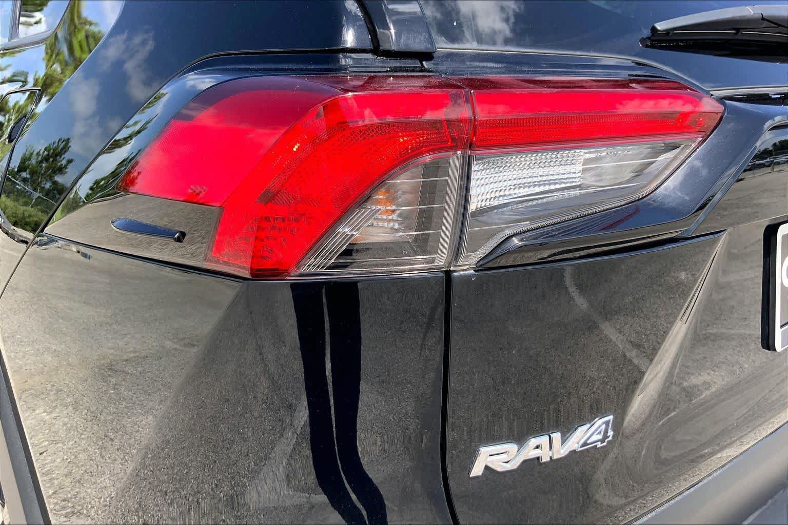 Used 2021 Toyota RAV4 XLE w/ XLE Grade Weather Package AWD/4WD image 28