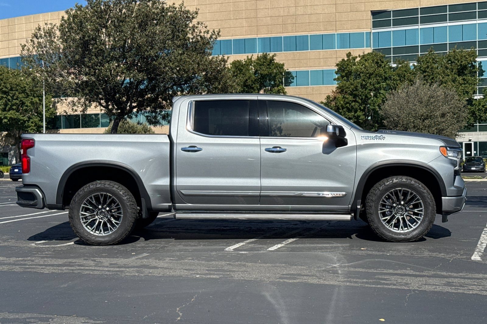Used 2023 Chevrolet Silverado 1500 High Country w/ High Country Premium Package AWD/4WD image 3