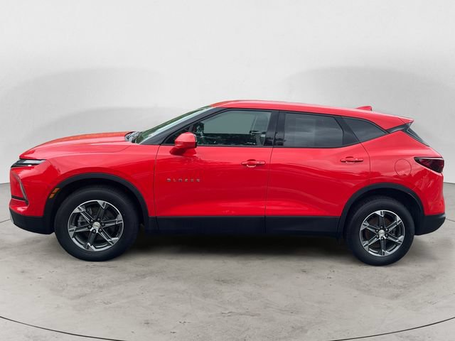 Used 2025 Chevrolet Blazer LT AWD/4WD image 2