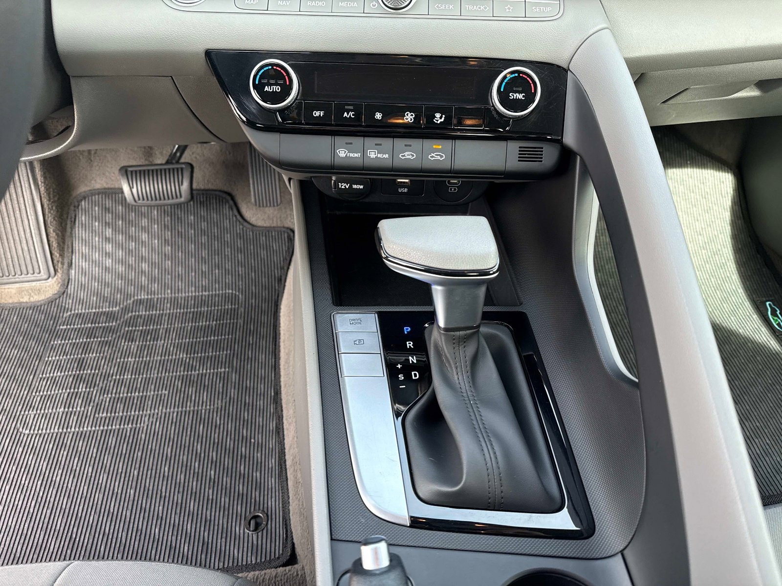 Used 2024 Hyundai Elantra SEL image 25