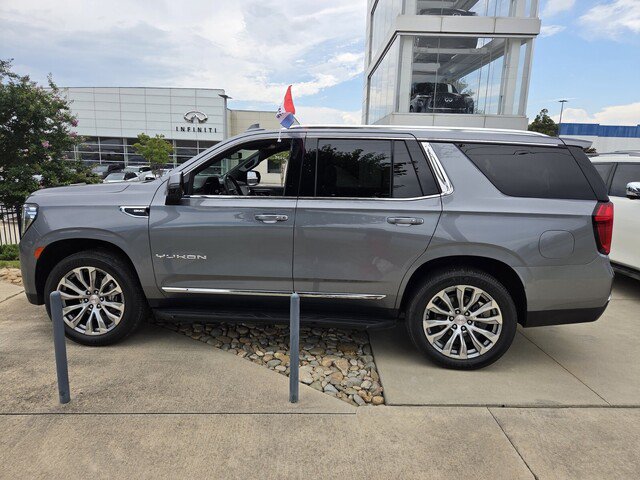 Used 2022 GMC Yukon SLT w/ SLT Luxury Package RWD image 2