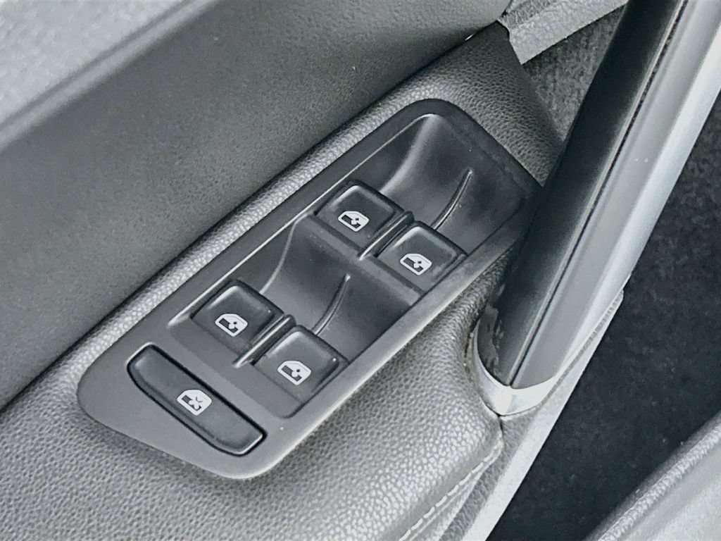 Used 2020 Volkswagen Golf 4-Door FWD image 21