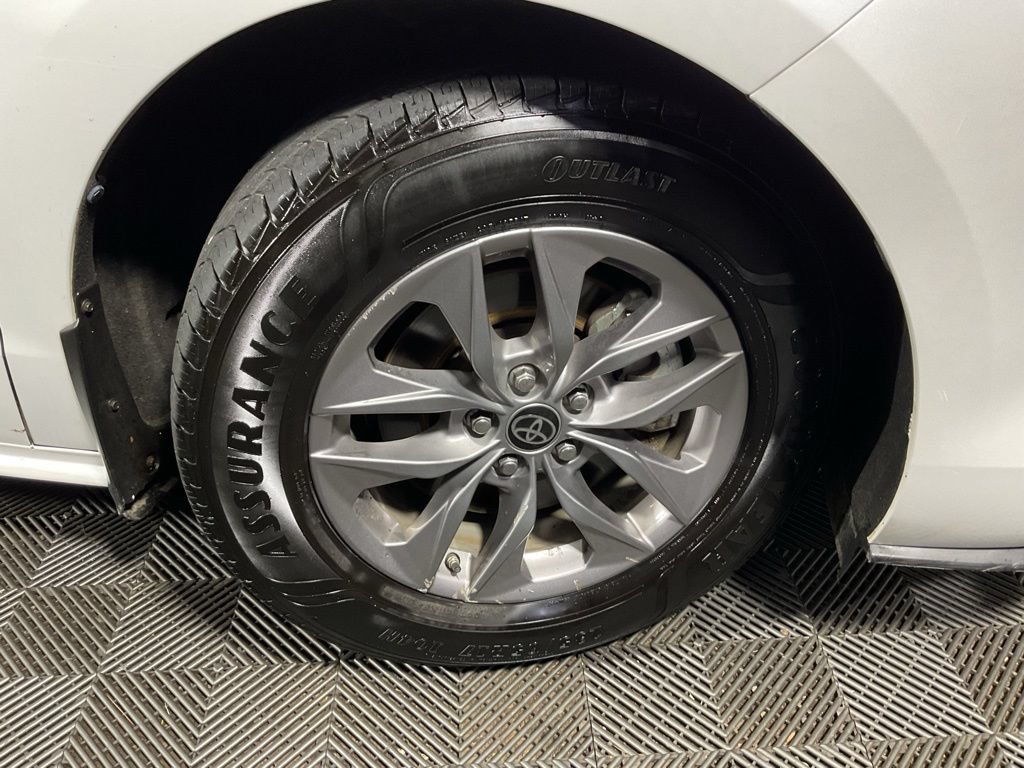 Used 2022 Toyota Sienna XLE FWD image 40