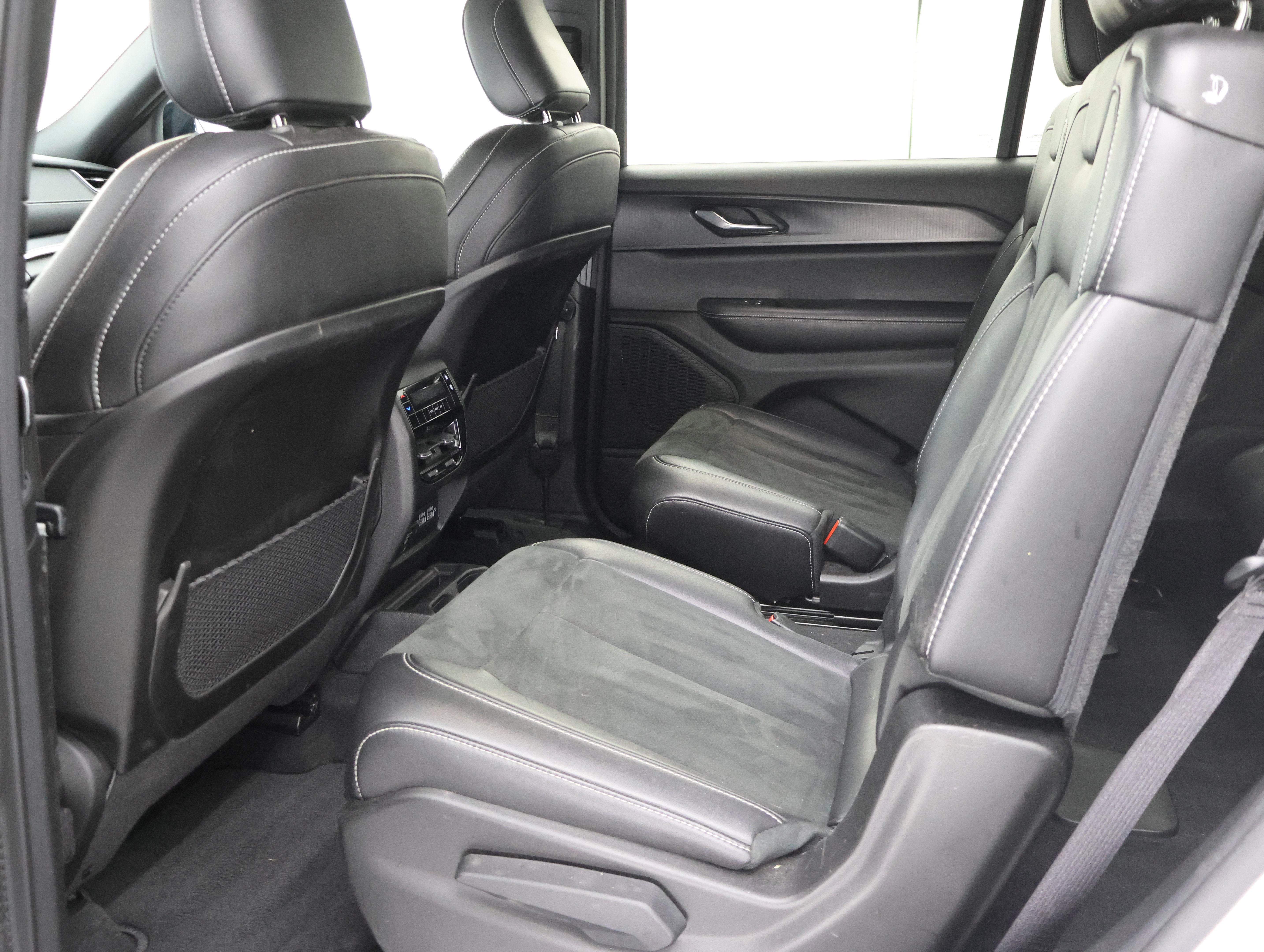 Used 2025 Jeep Grand Cherokee L Altitude AWD/4WD image 9