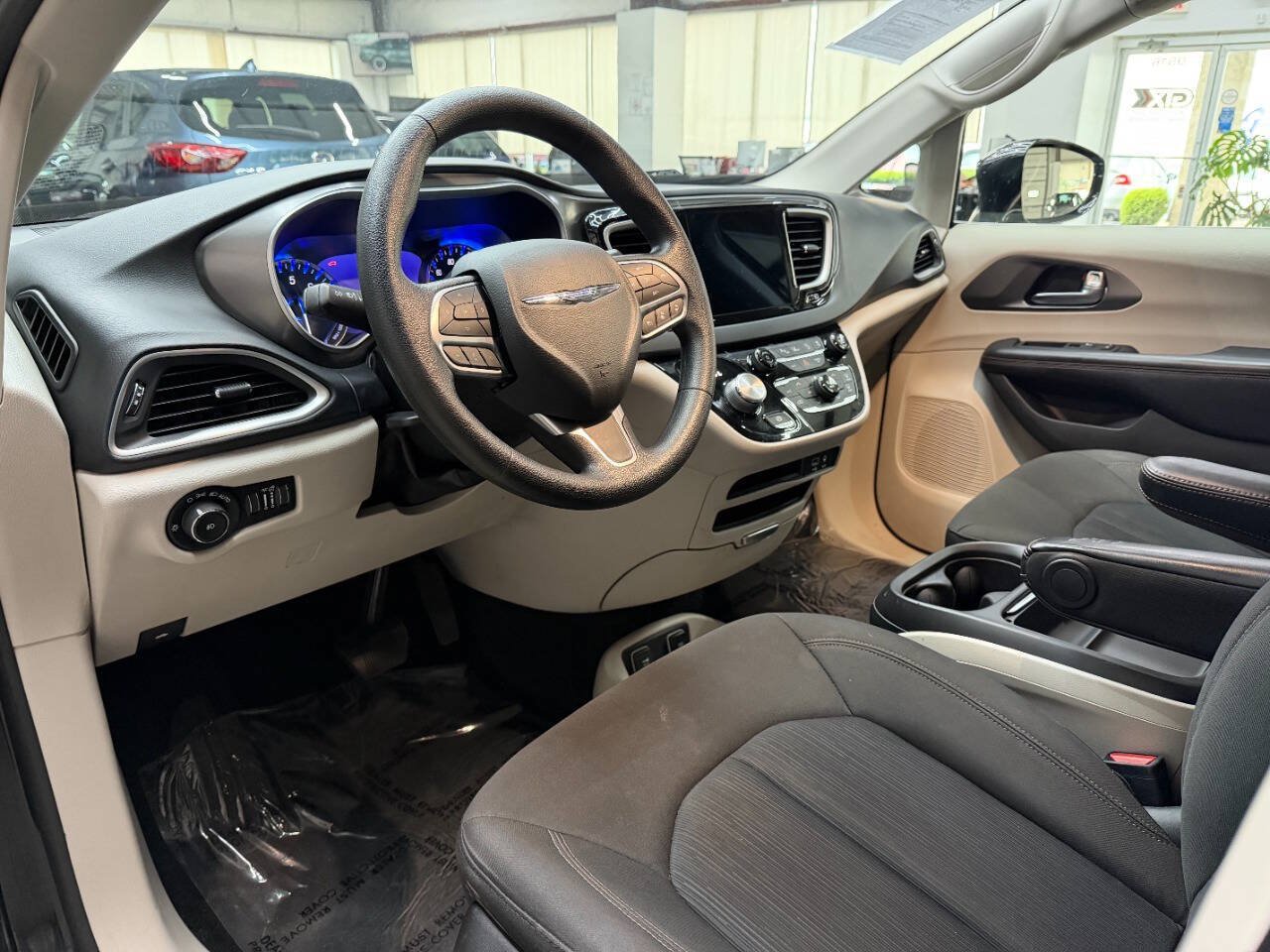 Used 2020 Chrysler Pacifica Touring w/ Advanced Safetytec Group FWD image 18