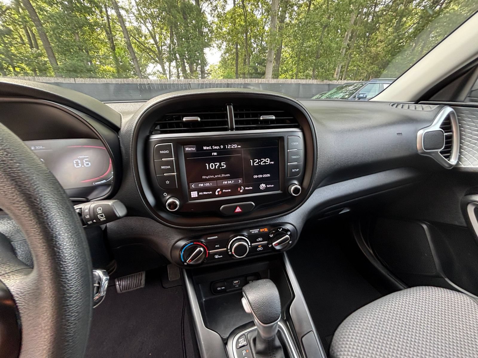 Used 2025 Kia Soul LX w/ LX Technology Package FWD image 21