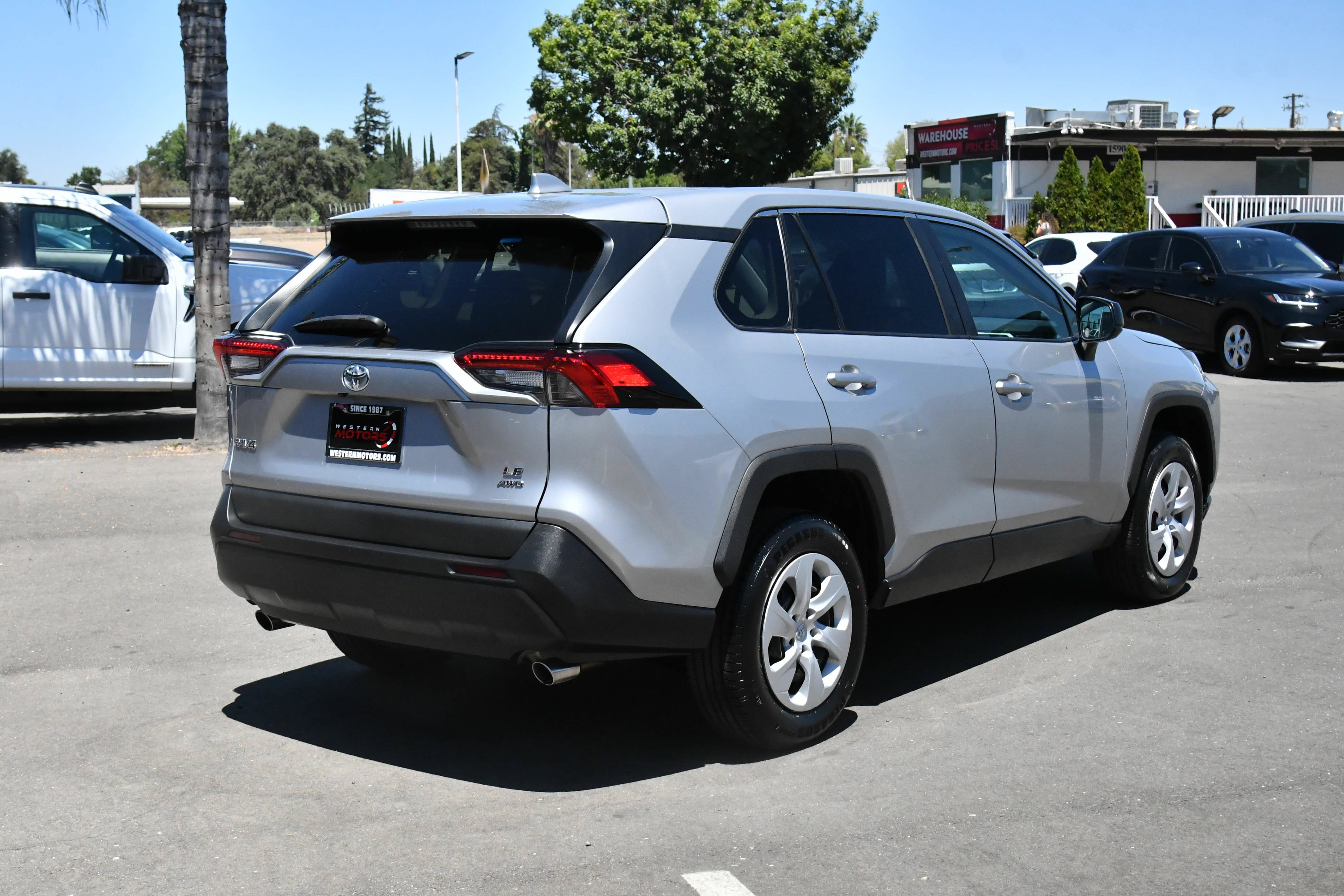 Used 2024 Toyota RAV4 LE AWD/4WD image 8