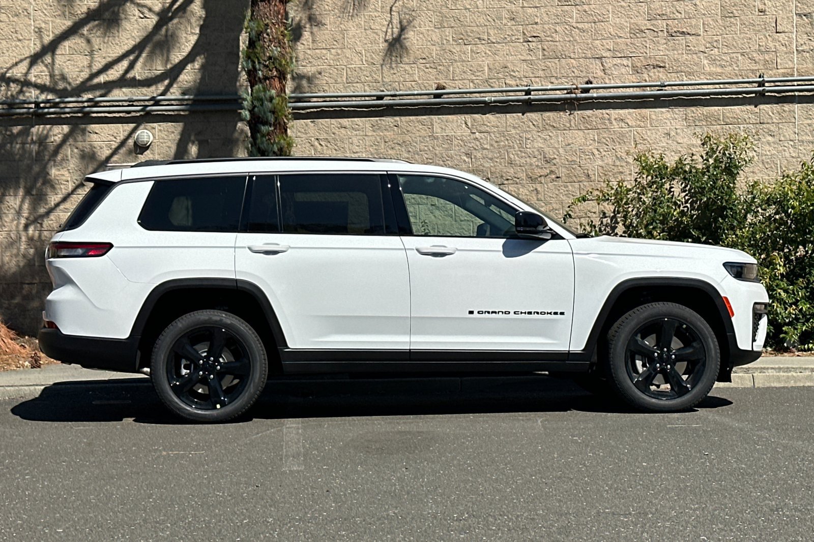 New 2026 Jeep Grand Cherokee L Limited w/ Limited Altitude Package AWD/4WD image 2