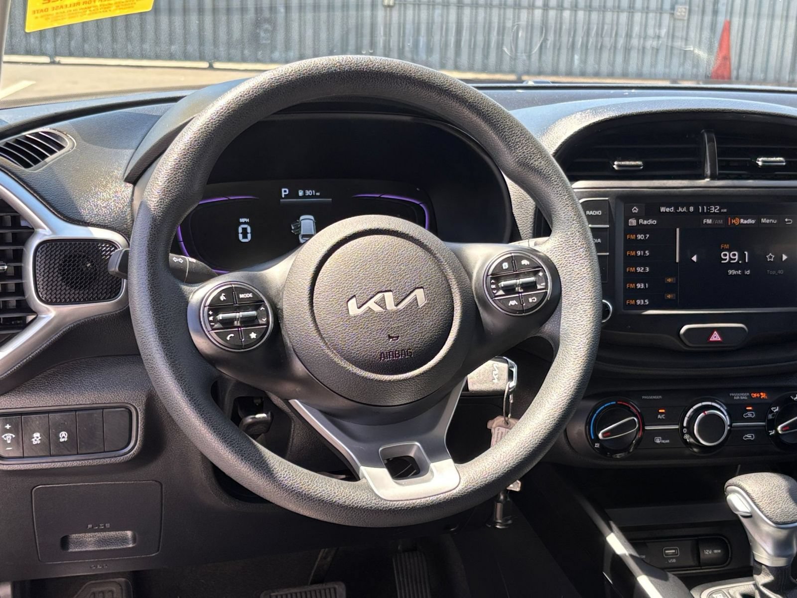 Used 2025 Kia Soul LX w/ LX Technology Package FWD image 28