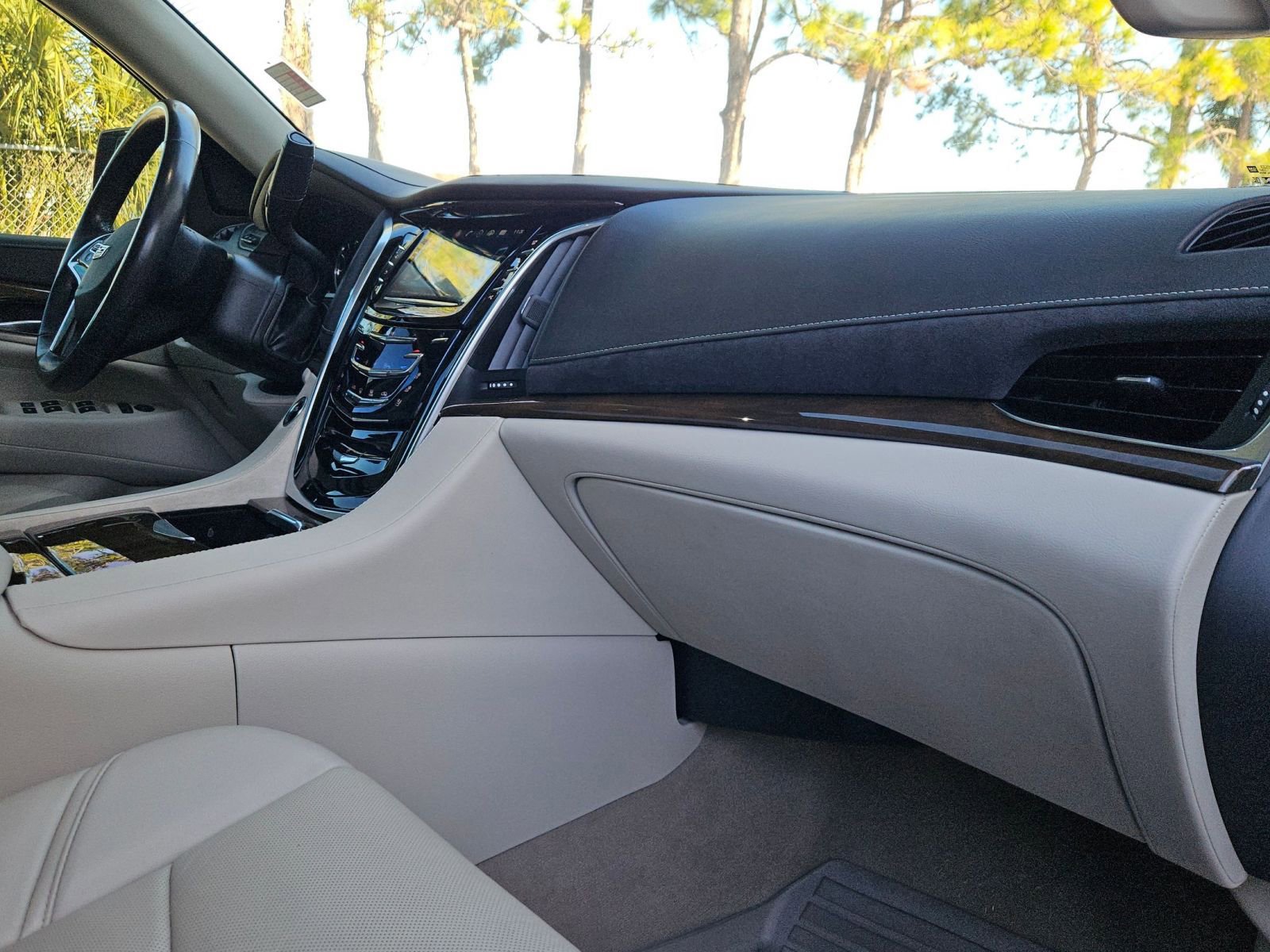 Used 2020 Cadillac Escalade Premium Luxury image 30