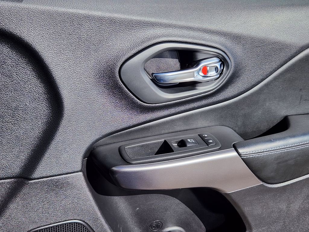 Used 2020 Jeep Cherokee Latitude Plus image 13