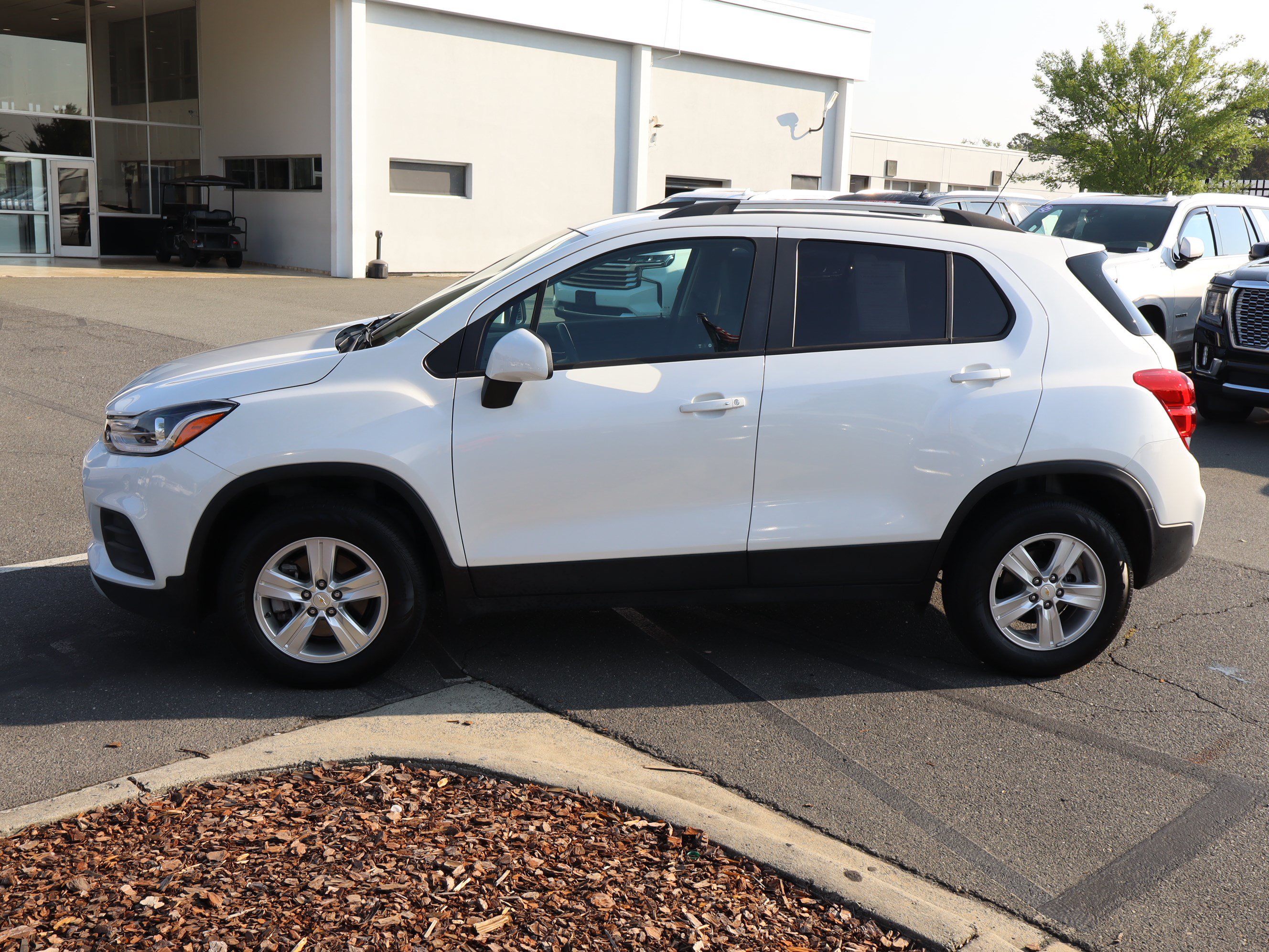 Used 2022 Chevrolet Trax LT w/ LT Convenience Package AWD/4WD image 7