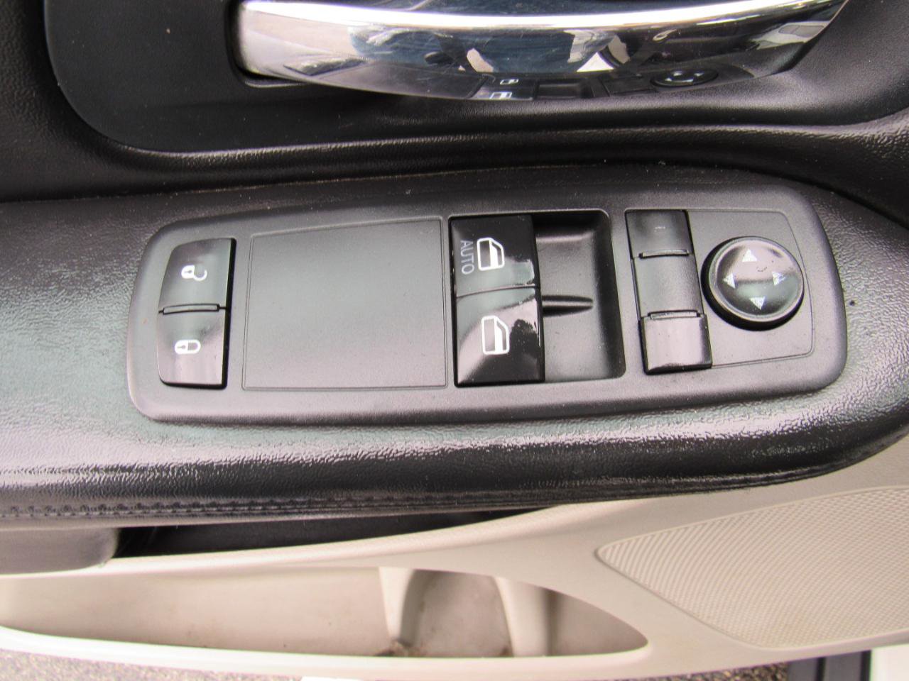 Used 2011 Dodge Grand Caravan image 11