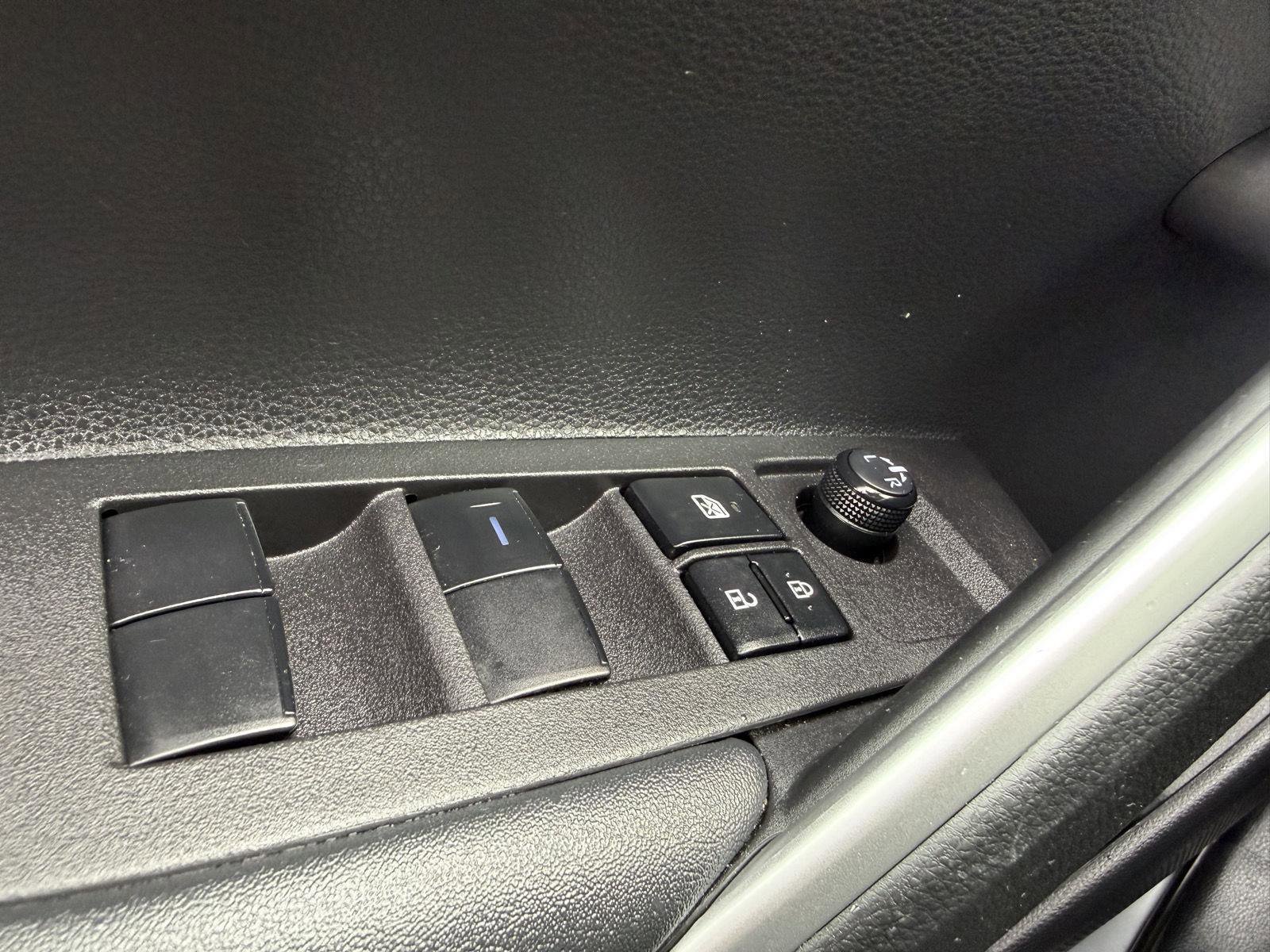 Certified 2022 Toyota Corolla Cross LE w/ Moonroof Package image 18