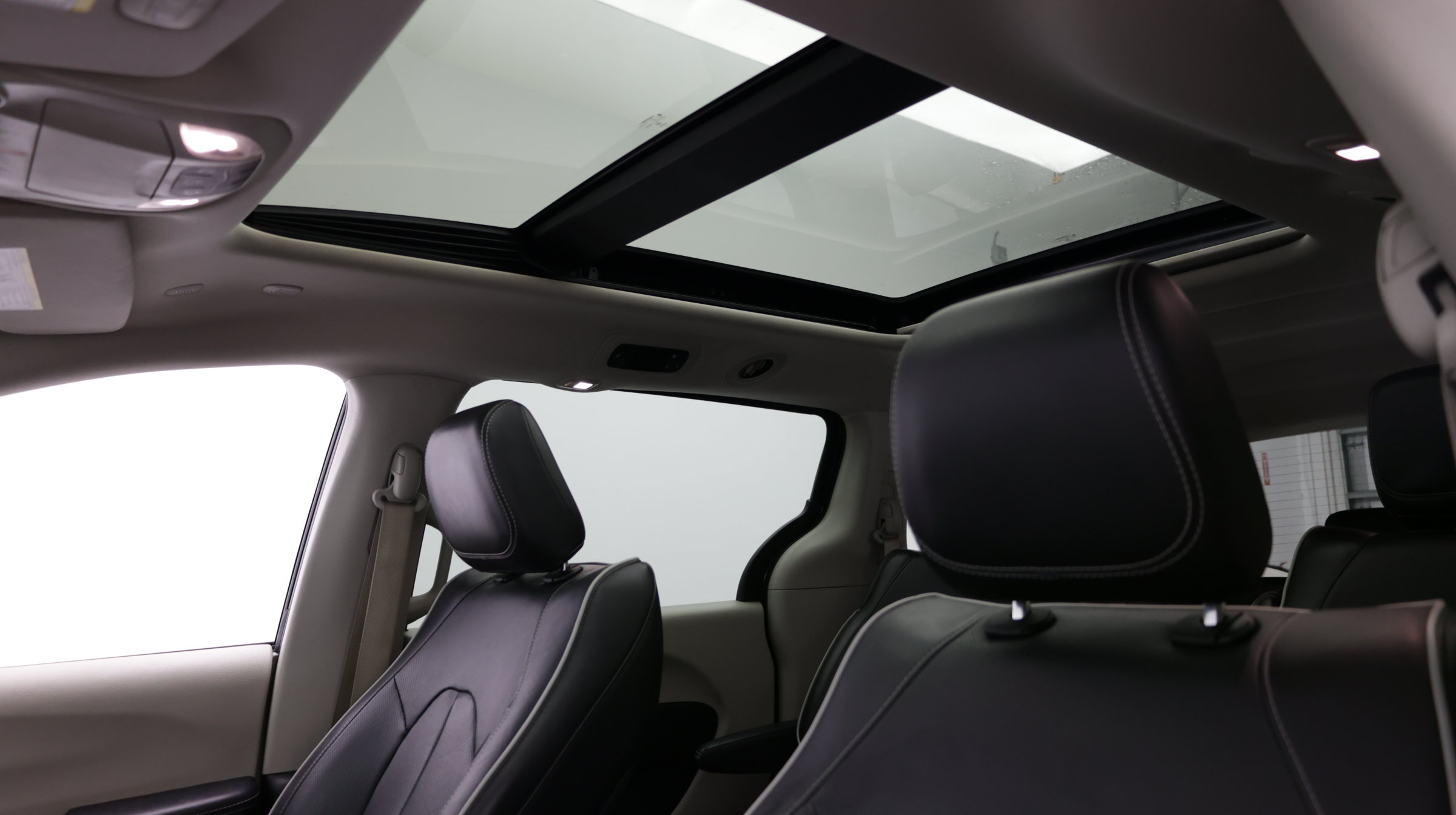 Used 2023 Chrysler Pacifica Limited FWD image 4