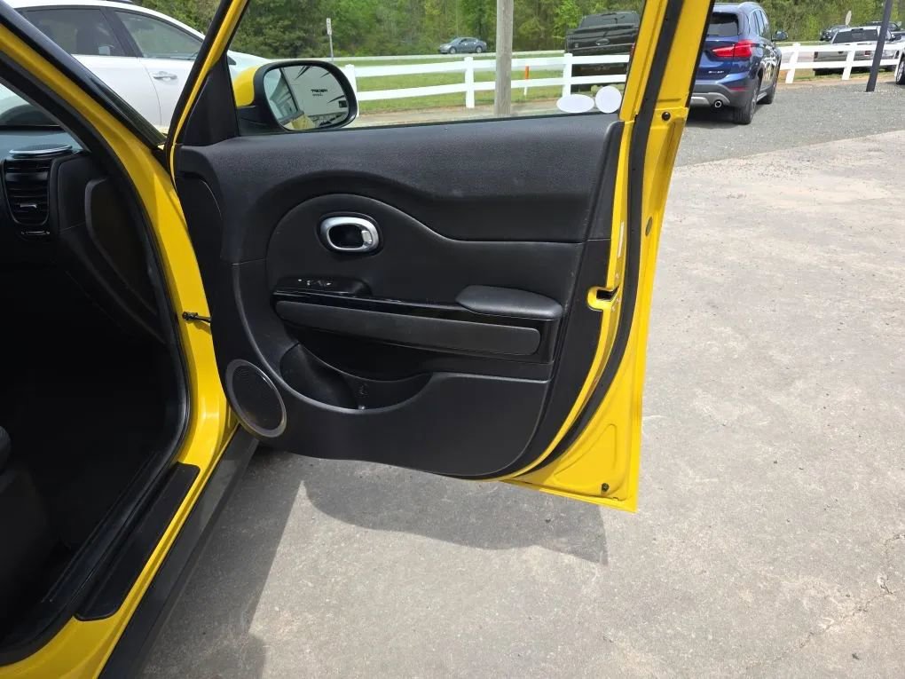 Used 2015 Kia Soul ! FWD image 38