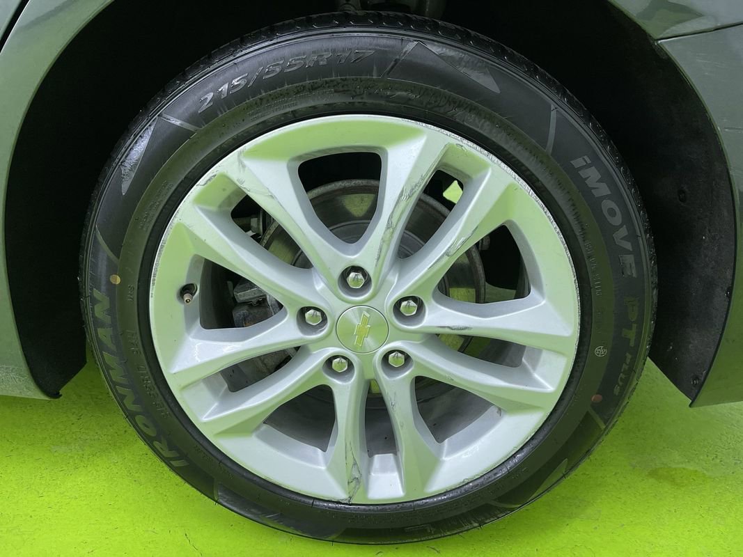 Used 2017 Chevrolet Malibu LT image 2