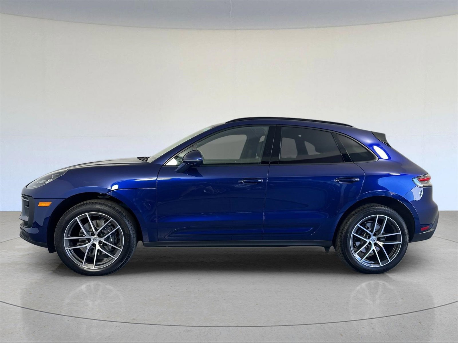 Used 2025 Porsche Macan image 2