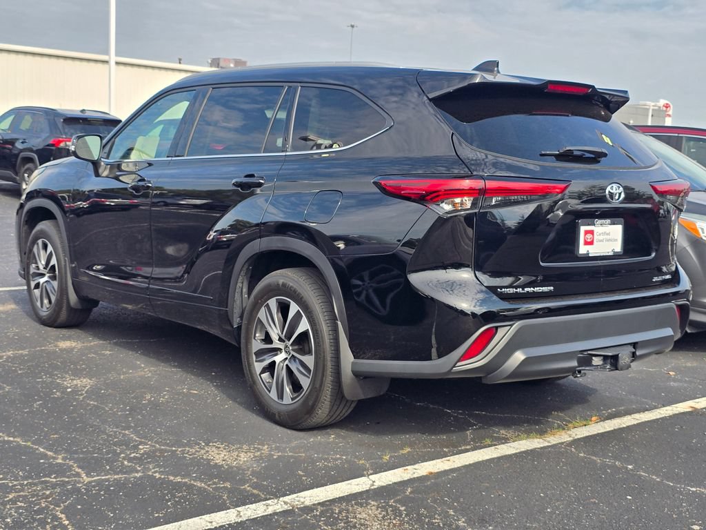 Used 2022 Toyota Highlander XLE AWD/4WD image 6