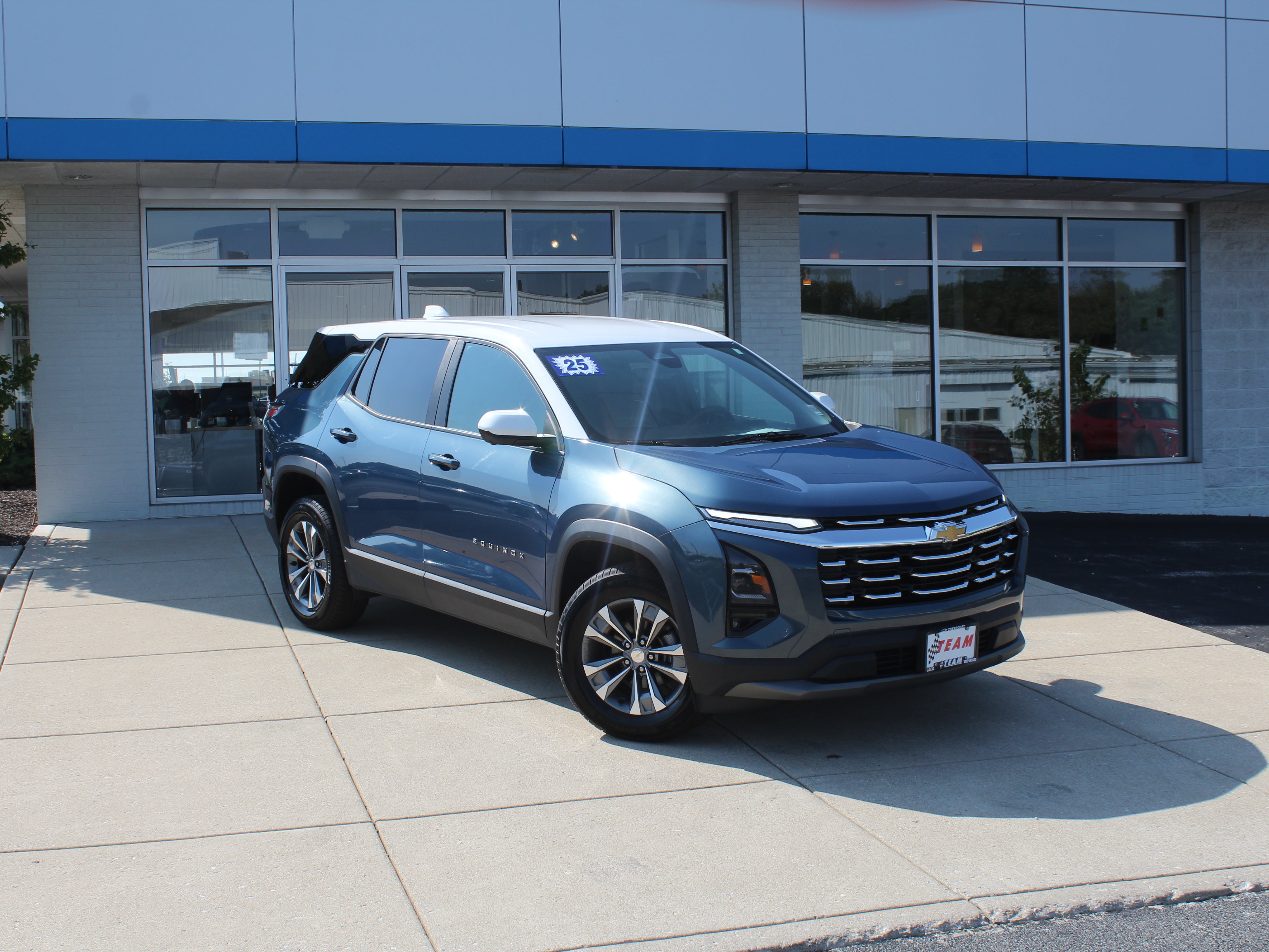 Used 2025 Chevrolet Equinox LT w/ Safety and Technology Package AWD/4WD image 4