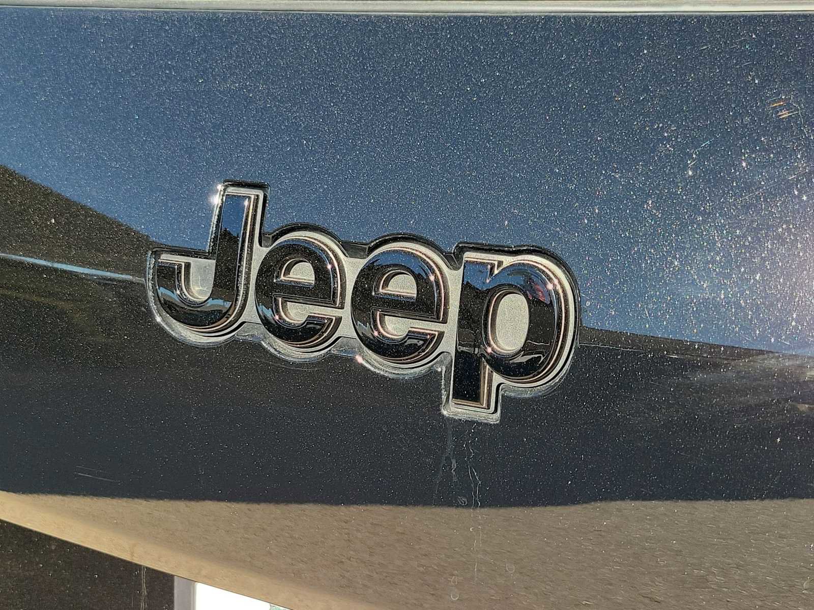 Used 2025 Jeep Grand Cherokee L Laredo image 7