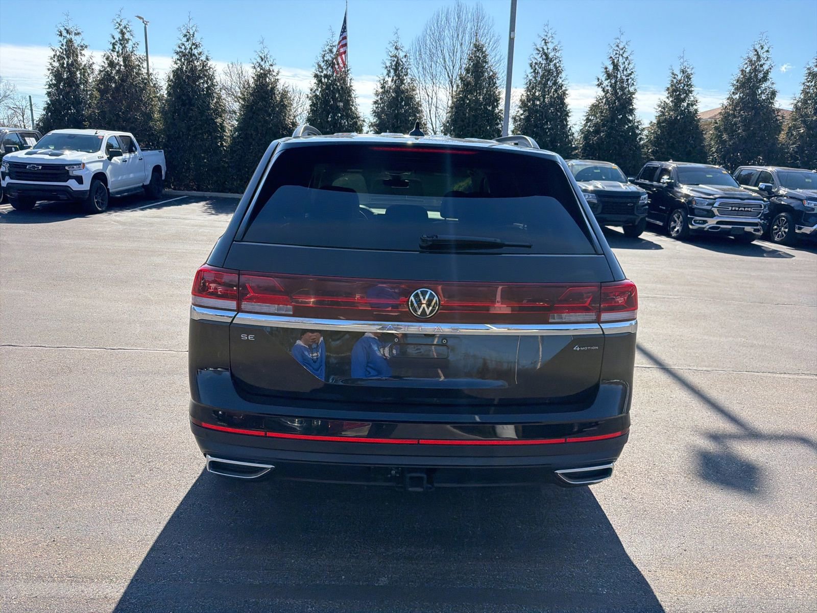 Used 2025 Volkswagen Atlas SE AWD/4WD image 4