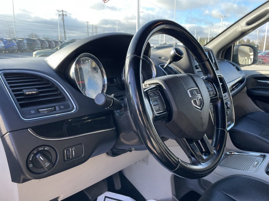Used 2019 Dodge Grand Caravan SXT image 9