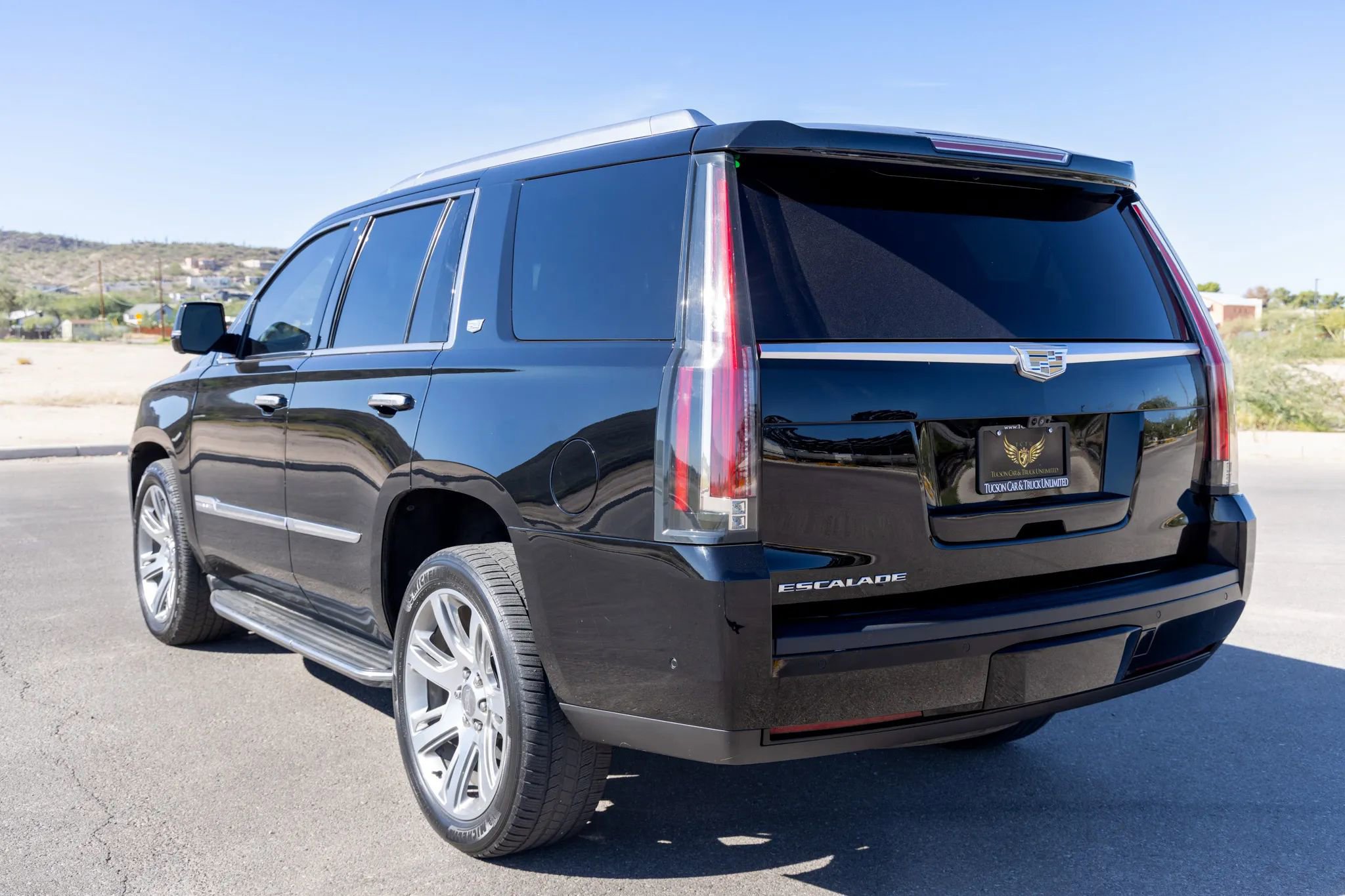 Used 2017 Cadillac Escalade Luxury image 3