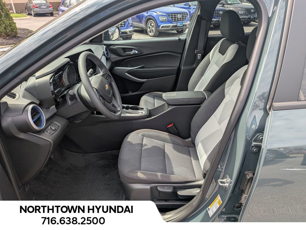 Used 2025 Chevrolet Trax LS image 9