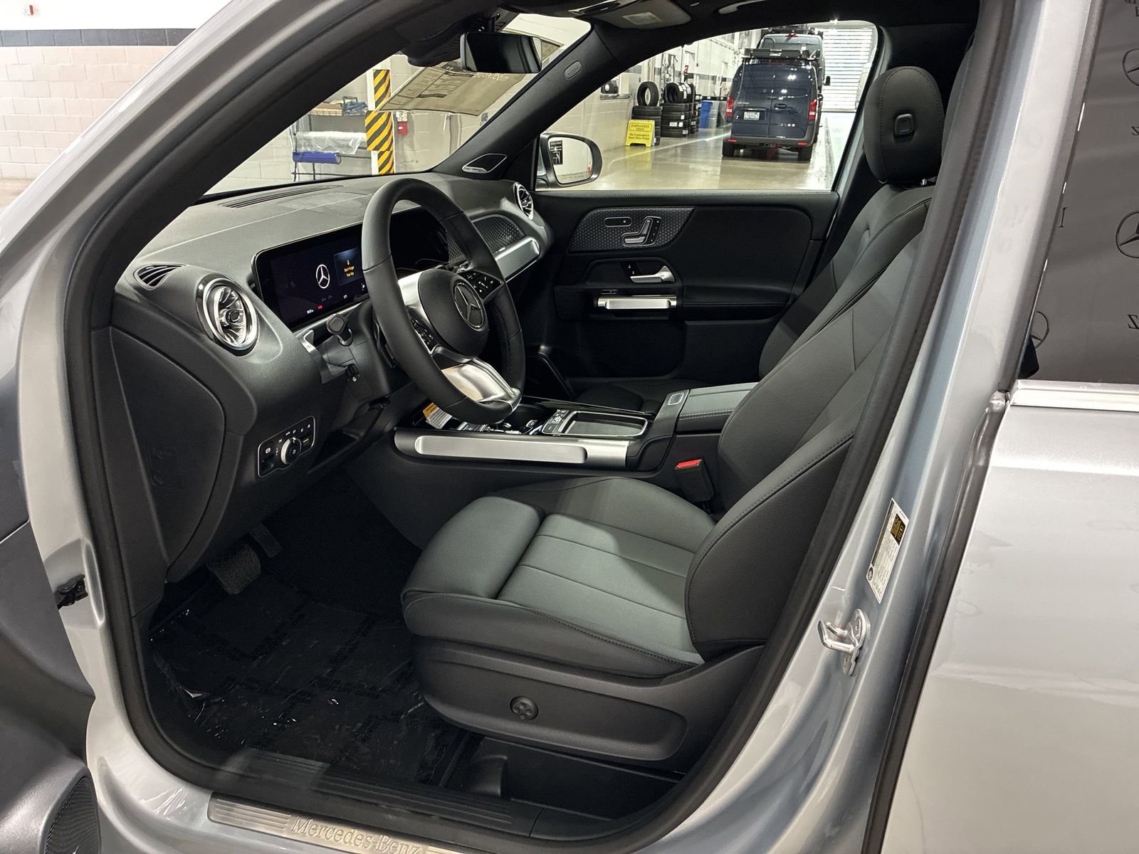 New 2025 Mercedes-Benz GLB 250 4MATIC image 7