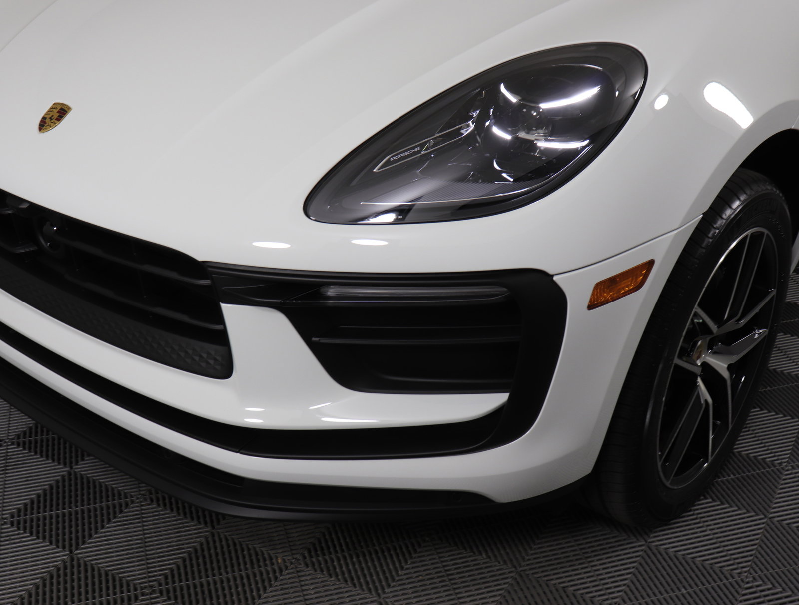 Used 2025 Porsche Macan image 11