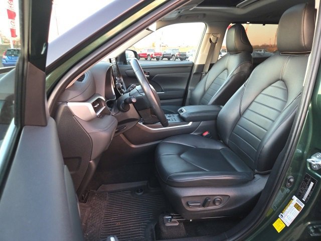 Used 2024 Toyota Highlander XLE image 6
