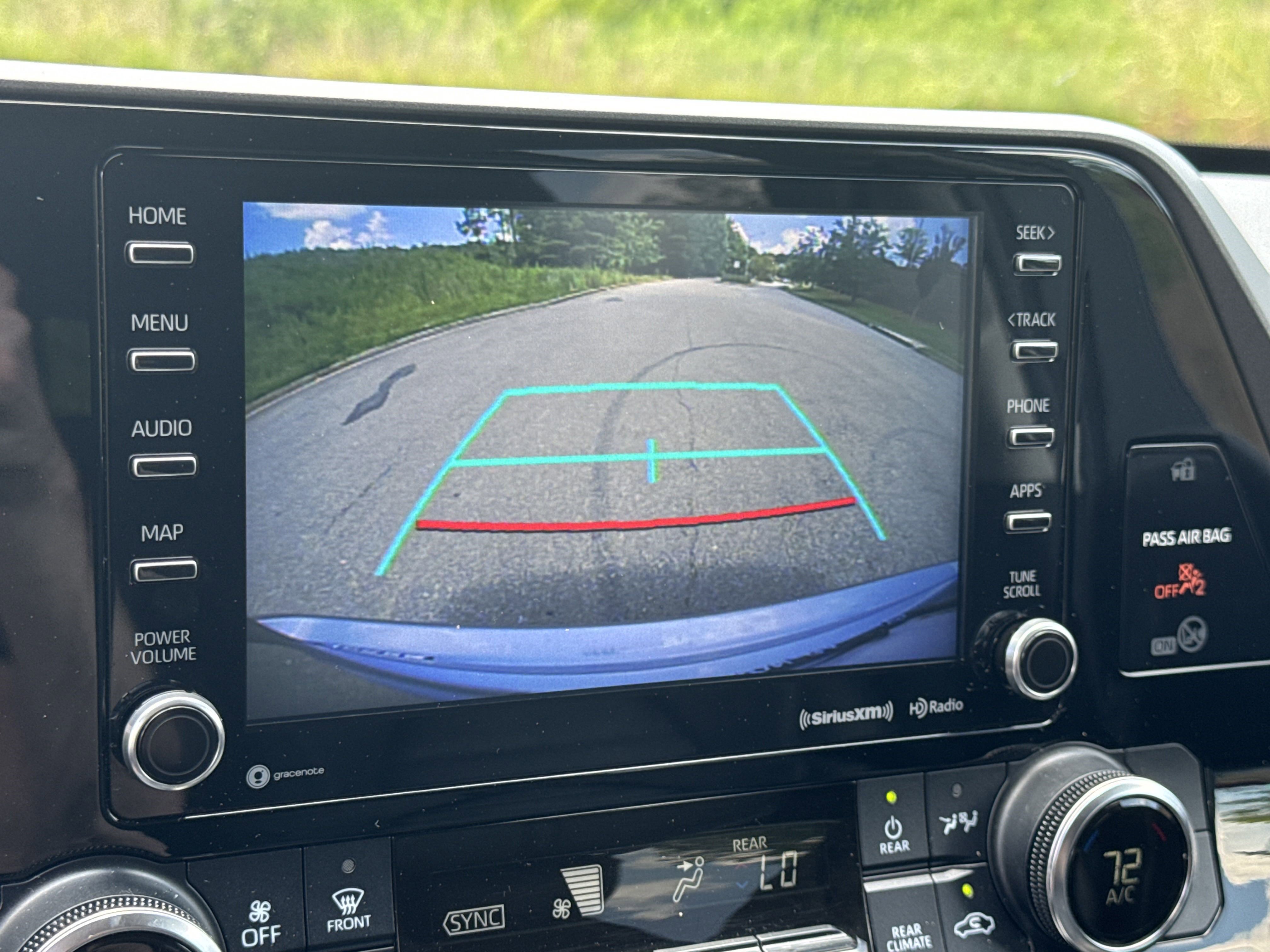 Used 2020 Toyota Highlander LE image 32