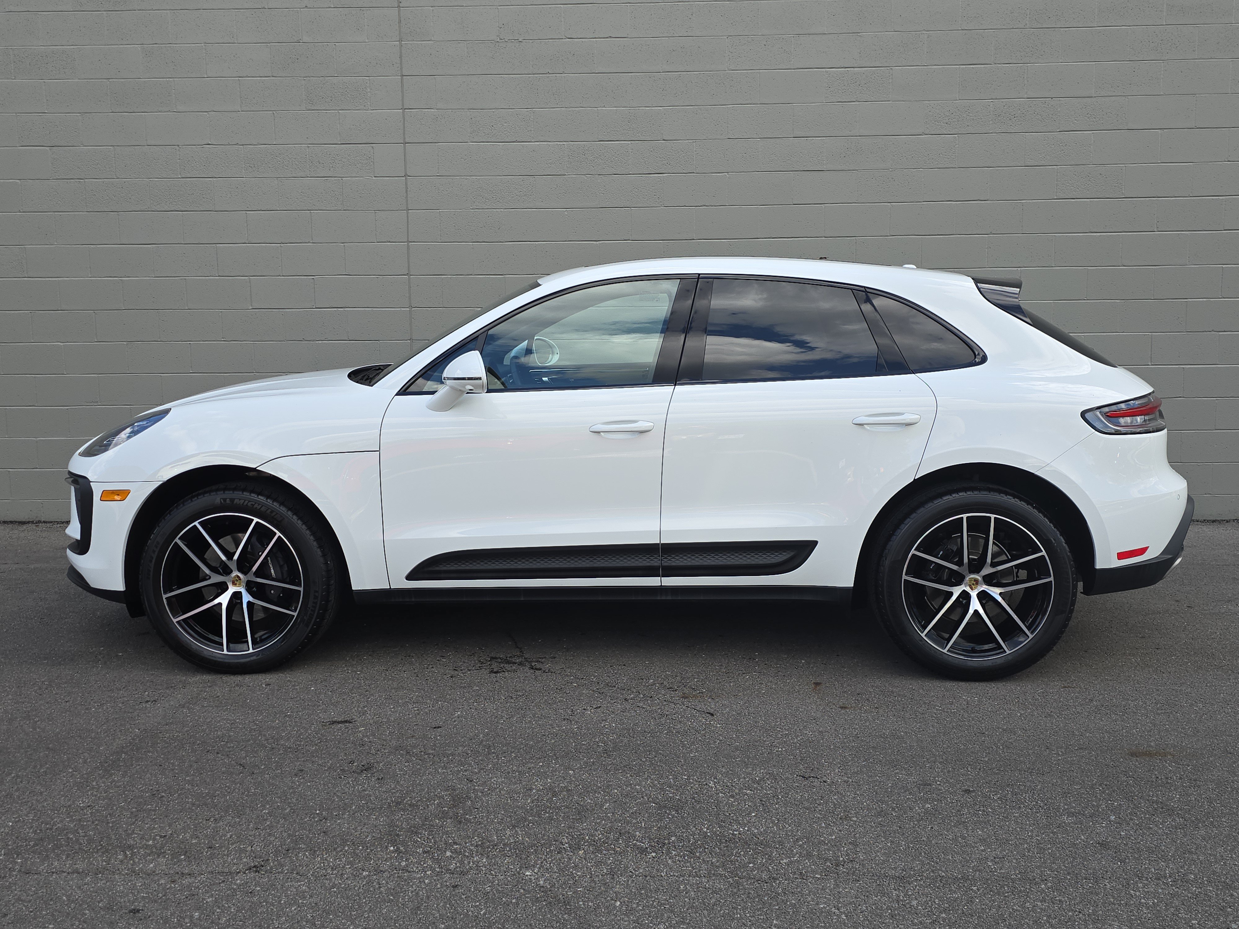 Certified 2025 Porsche Macan AWD/4WD image 2