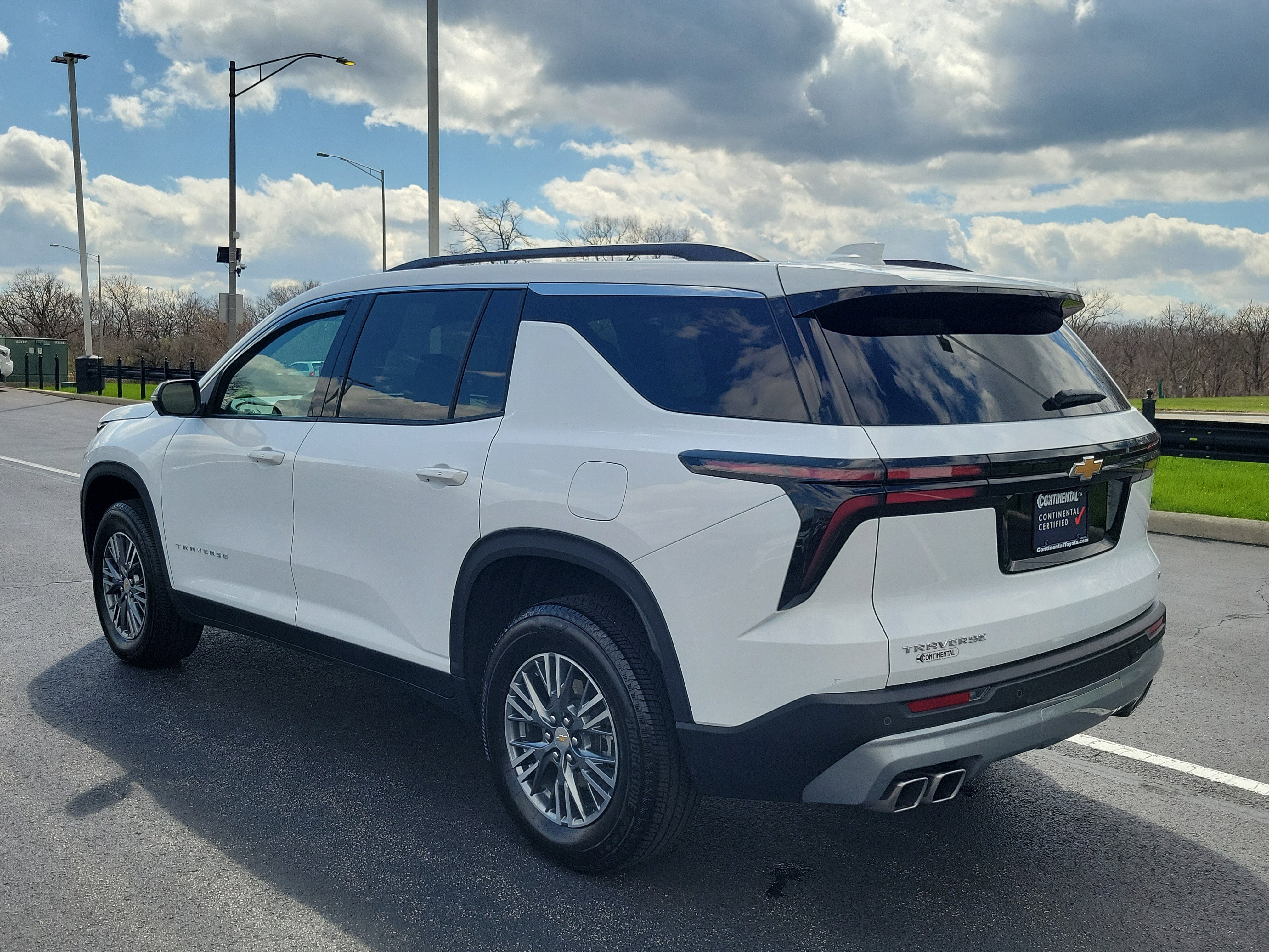 Used 2024 Chevrolet Traverse LT image 4