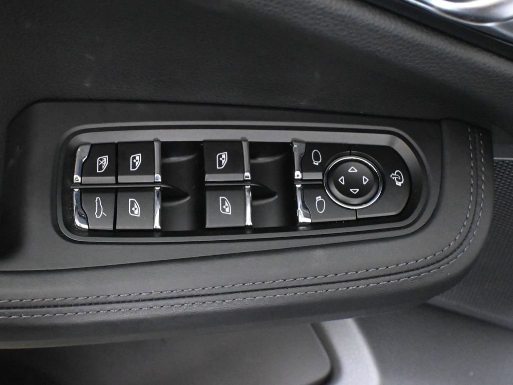 Used 2026 Porsche Macan AWD/4WD image 33