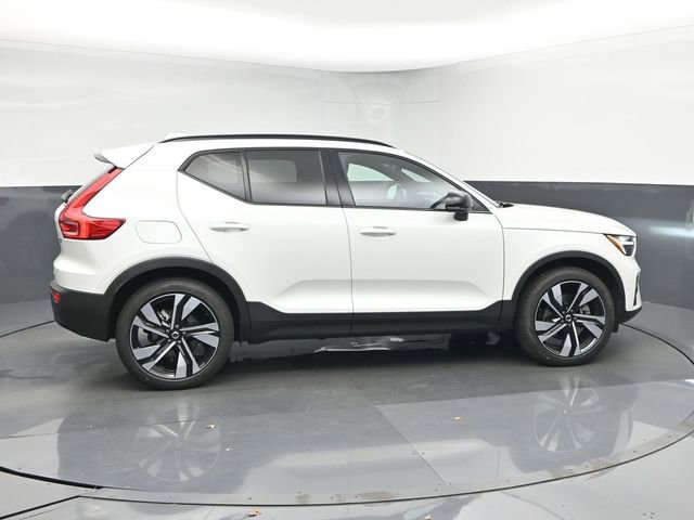 Used 2024 Volvo XC40 B5 Plus image 8