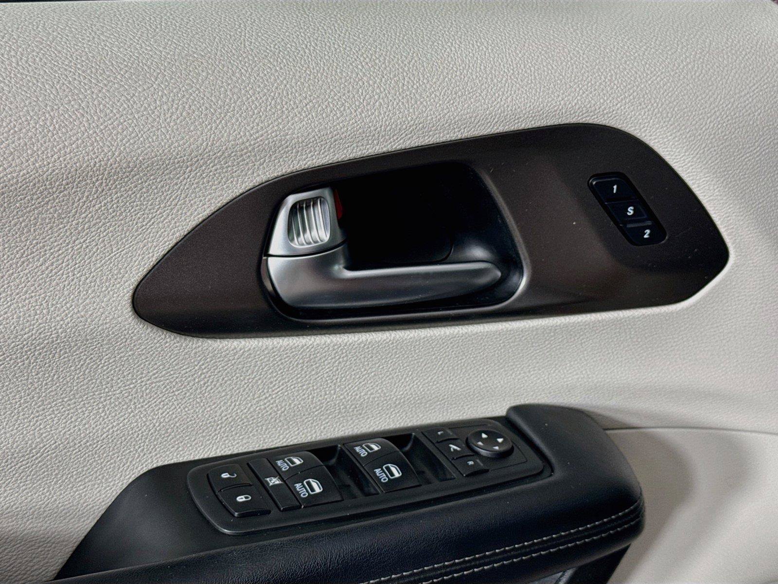 Used 2019 Chrysler Pacifica Limited w/ Advanced Safetytec Group FWD image 20