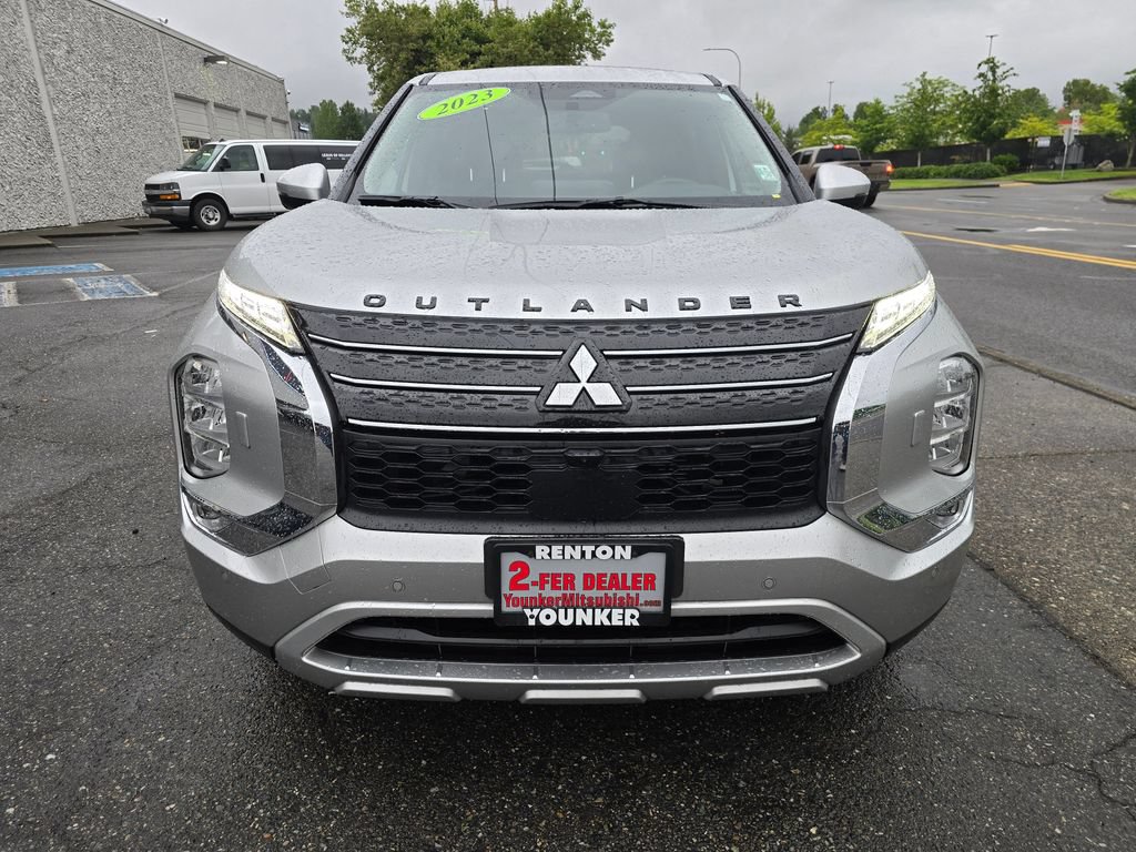 Used 2023 Mitsubishi Outlander 4WD Plug-In Hybrid image 2