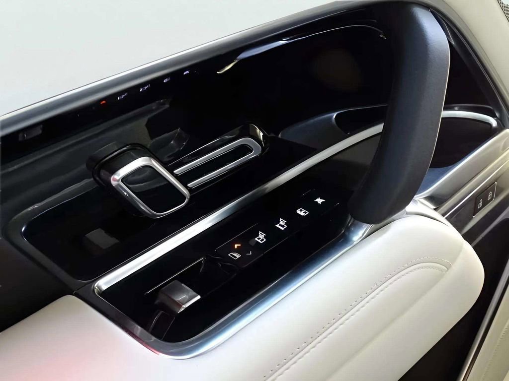 Used 2023 Land Rover Range Rover SE image 24