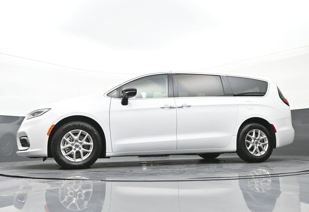 Used 2024 Chrysler Pacifica Touring-L image 37
