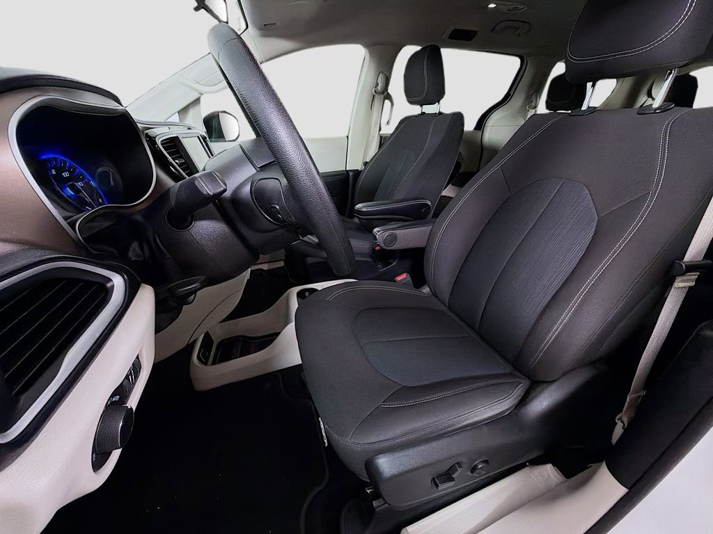 Used 2021 Chrysler Voyager LX image 12