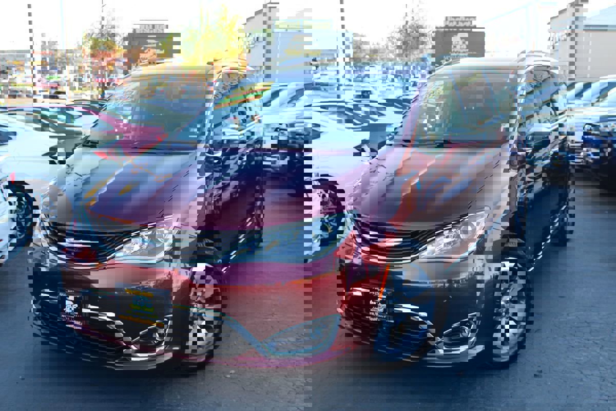 Used 2017 Chrysler Pacifica Platinum image 51