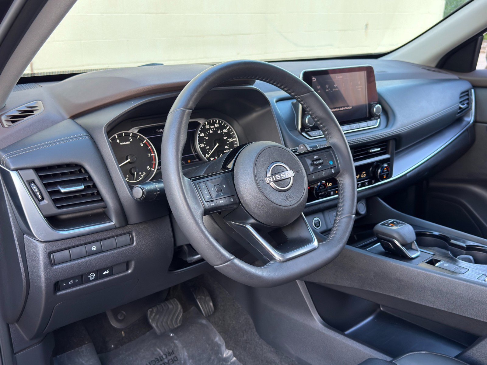 Used 2023 Nissan Rogue SV w/ SV Premium B Package FWD image 13