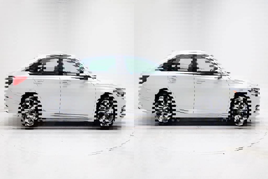 Used 2018 Honda Accord Touring image 2