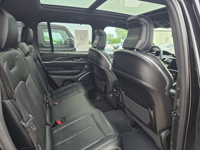 Certified 2022 Jeep Grand Cherokee Overland w/ Advanced Protech Group III AWD/4WD image 9