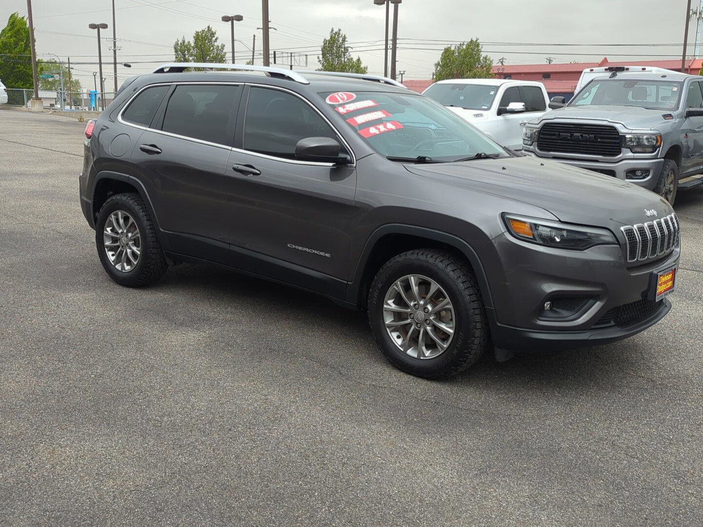 Used 2019 Jeep Cherokee Latitude Plus w/ Cold Weather Group AWD/4WD image 1