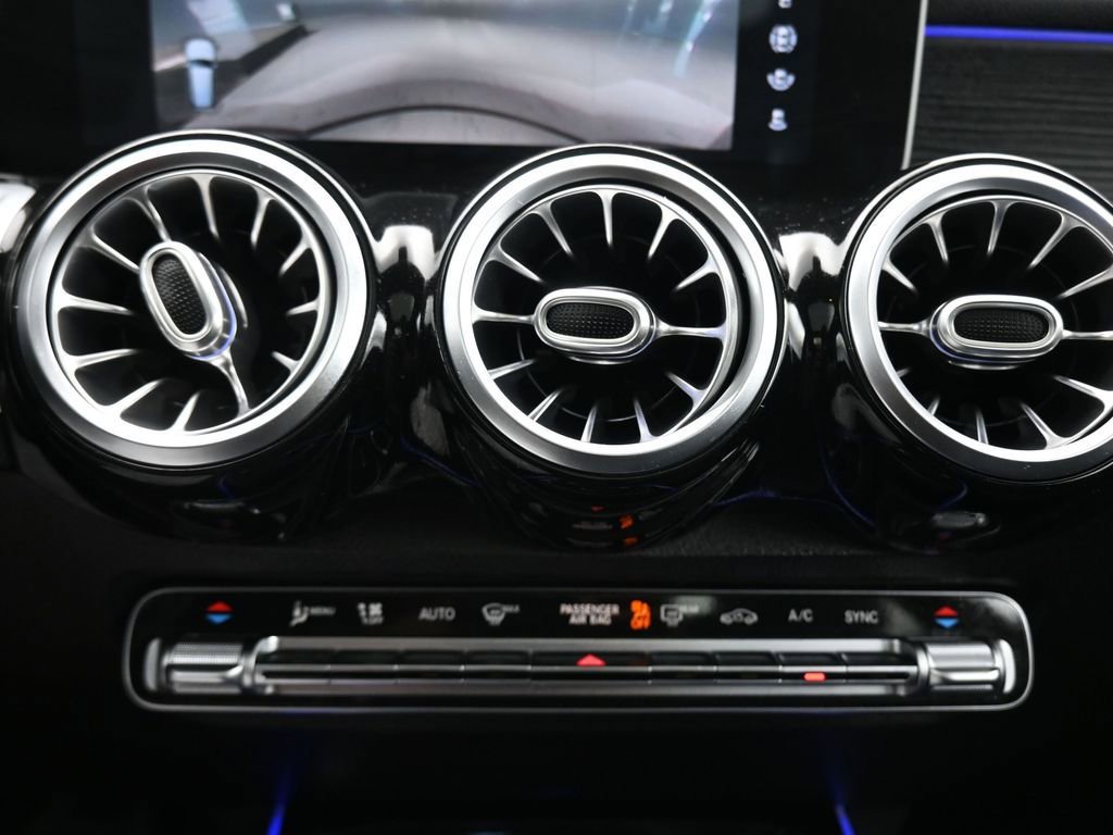 Used 2021 Mercedes-Benz GLB 250 4MATIC w/ Premium Package image 26